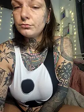 Snapshot of lizzardqueeen chatting on 12-14-25, 11:53 lizzardqueeen online show from 12-14-25, 11:53