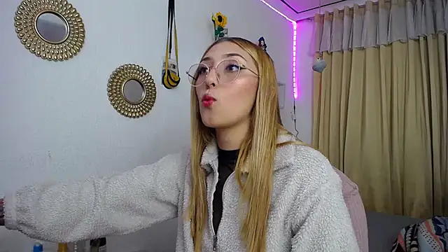 Snapshot of Soffy-brooks chatting on 03-05-25, 03:08 Soffy-brooks online show from 03-05-25, 03:08