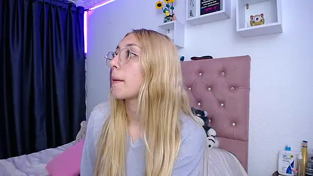 Snapshot of Soffy-brooks chatting on 10-12-25, 05:17 Soffy-brooks online show from 10-12-25, 05:17