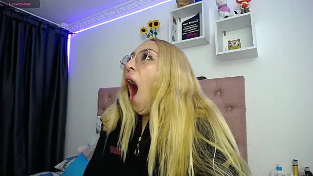 Snapshot of Soffy-brooks chatting on 10-13-25, 05:07 Soffy-brooks online show from 10-13-25, 05:07