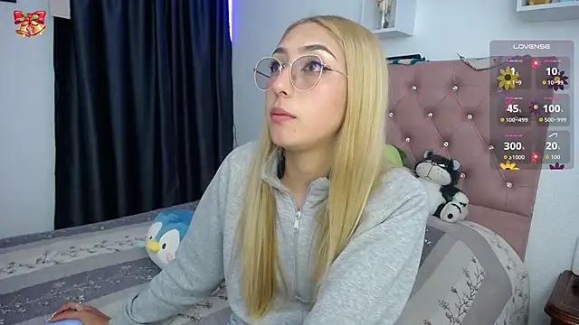 Snapshot of Soffy-brooks chatting on 12-15-25, 03:33 Soffy-brooks online show from 12-15-25, 03:33