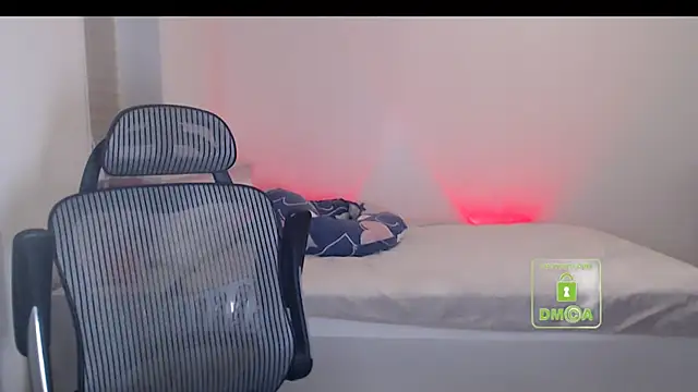 Snapshot of cute_and_hot chatting on 11-19-25, 03:45 cute and hot online show from 11-19-25, 03:45