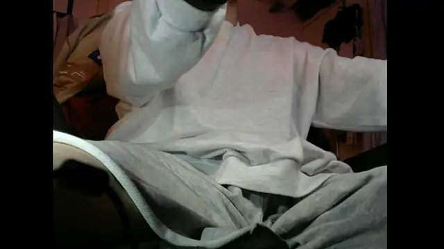 Snapshot of Ray175oo chatting on 12-05-25, 06:26 Ray175oo online show from 12-05-25, 06:26