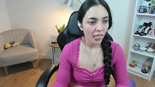 Snapshot of _BellaEvans_ chatting on 02-12-25, 08:49 BellaEvans online show from 02-12-25, 08:49