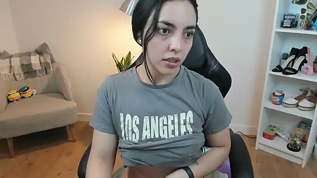 Snapshot of _BellaEvans_ chatting on 02-13-25, 05:37 BellaEvans online show from 02-13-25, 05:37