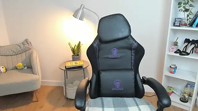 Snapshot of _BellaEvans_ chatting on 03-03-25, 05:42 BellaEvans online show from 03-03-25, 05:42