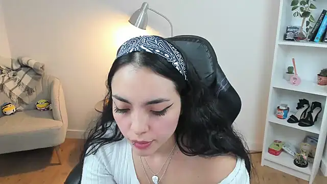 Snapshot of _BellaEvans_ chatting on 03-18-25, 08:58 BellaEvans online show from 03-18-25, 08:58