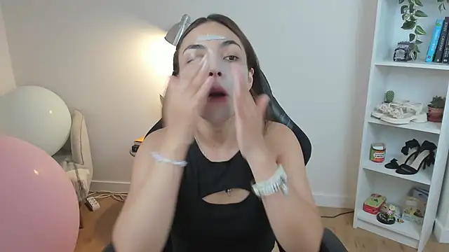 Snapshot of _BellaEvans_ chatting on 09-11-25, 04:23 BellaEvans online show from 09-11-25, 04:23