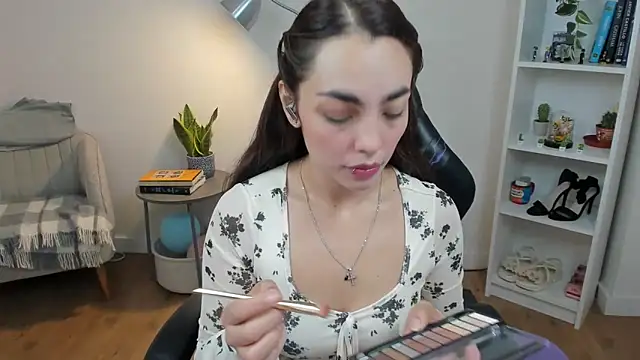 Snapshot of _BellaEvans_ chatting on 10-23-25, 04:45 BellaEvans online show from 10-23-25, 04:45