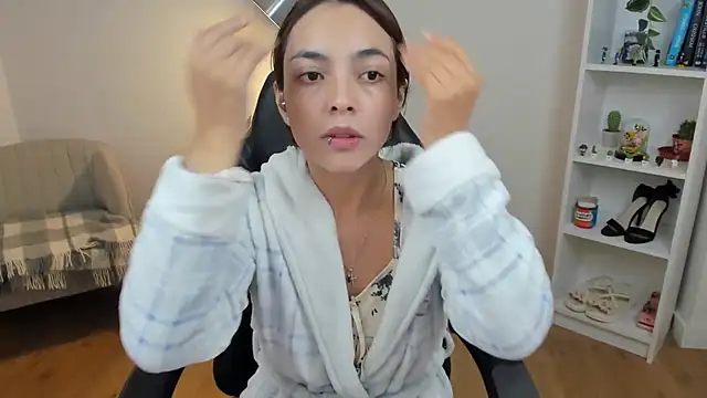 Snapshot of _BellaEvans_ chatting on 10-29-25, 05:42 BellaEvans online show from 10-29-25, 05:42