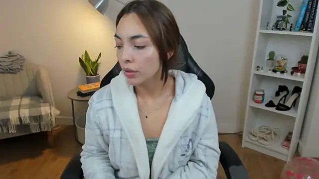 Snapshot of _BellaEvans_ chatting on 11-10-25, 05:50 BellaEvans online show from 11-10-25, 05:50