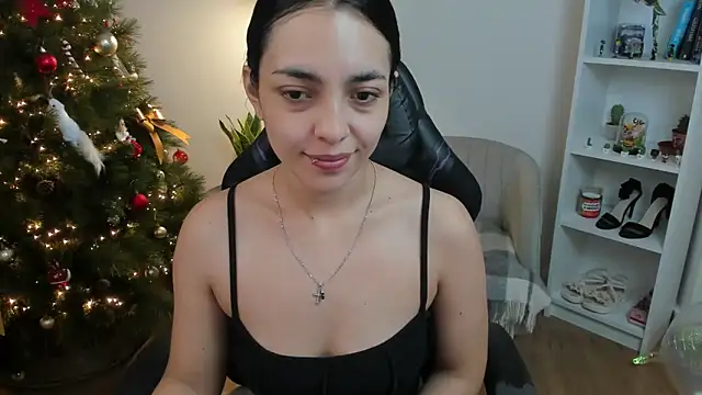 Snapshot of _BellaEvans_ chatting on 12-05-25, 05:49 BellaEvans online show from 12-05-25, 05:49