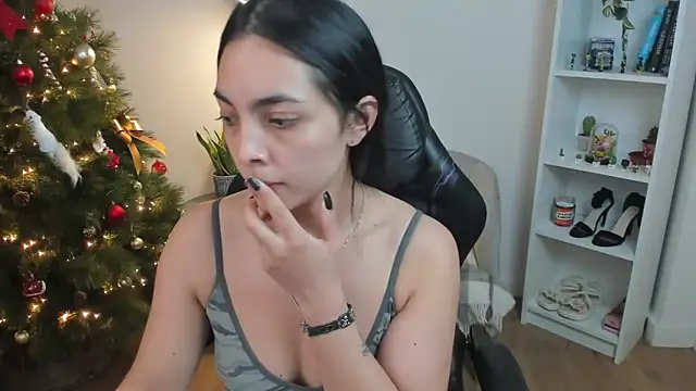 Snapshot of _BellaEvans_ chatting on 12-15-25, 05:55 BellaEvans online show from 12-15-25, 05:55