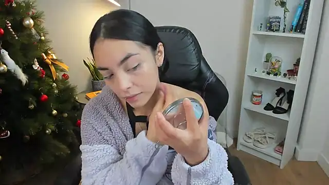 Snapshot of _BellaEvans_ chatting on 12-17-25, 05:57 BellaEvans online show from 12-17-25, 05:57