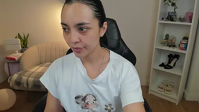 Snapshot of _BellaEvans_ chatting on 04-20-26, 04:37 BellaEvans online show from 04-20-26, 04:37