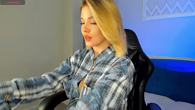 Snapshot of Anna_Robinson chatting on 03-05-25, 08:21 Anna Robinson online show from 03-05-25, 08:21