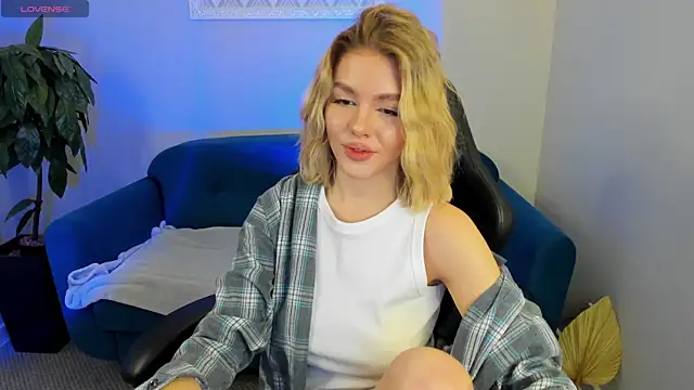 Snapshot of Anna_Robinson chatting on 03-15-25, 01:08 Anna Robinson online show from 03-15-25, 01:08