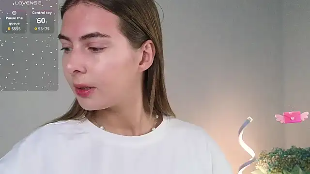 Snapshot of chloi_hes chatting on 10-22-25, 11:43 chloi hes online show from 10-22-25, 11:43