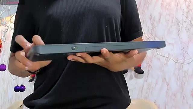 Snapshot of BarbieHotLaura chatting on 12-27-24, 03:37 BarbieHotLaura online show from 12-27-24, 03:37