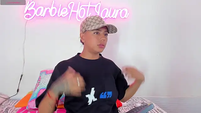 Snapshot of BarbieHotLaura chatting on 03-22-25, 01:11 BarbieHotLaura online show from 03-22-25, 01:11