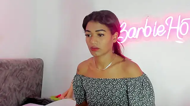 Snapshot of BarbieHotLaura chatting on 10-10-25, 02:05 BarbieHotLaura online show from 10-10-25, 02:05