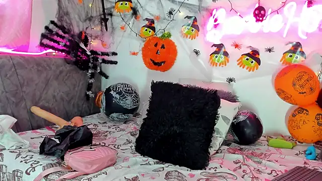 Snapshot of BarbieHotLaura chatting on 10-18-25, 06:41 BarbieHotLaura online show from 10-18-25, 06:41