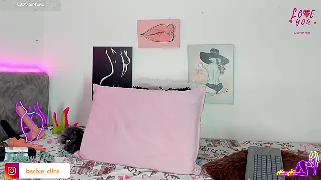 Snapshot of BarbieHotLaura chatting on 11-22-25, 06:40 BarbieHotLaura online show from 11-22-25, 06:40