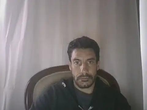 Snapshot of elkike1980 chatting on 05-12-26, 04:37 elkike1980 online show from 05-12-26, 04:37