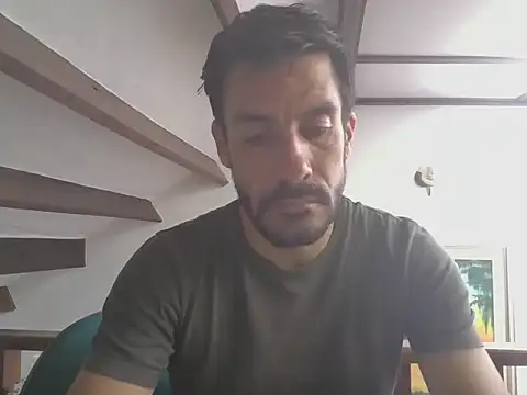 Snapshot of elkike1980 chatting on 05-26-26, 04:25 elkike1980 online show from 05-26-26, 04:25