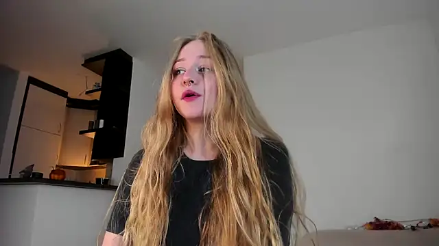 Snapshot of MiaMews chatting on 10-28-25, 01:03 MiaMews online show from 10-28-25, 01:03