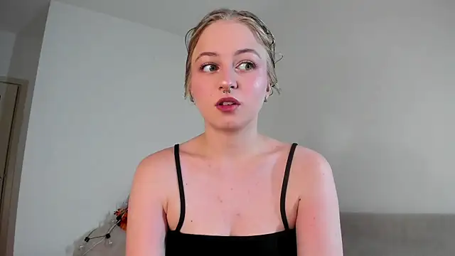 Snapshot of MiaMews chatting on 11-26-25, 01:23 MiaMews online show from 11-26-25, 01:23