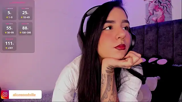 Snapshot of Alice_woodville chatting on 02-18-25, 04:37 Alice woodville online show from 02-18-25, 04:37