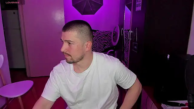 Snapshot of Michael_Wolfborn chatting on 09-29-25, 03:39 Michael Wolfborn online show from 09-29-25, 03:39