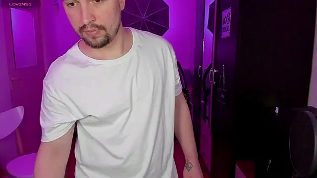 Snapshot of Michael_Wolfborn chatting on 03-27-26, 03:12 Michael Wolfborn online show from 03-27-26, 03:12