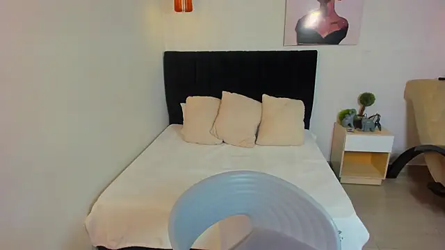 Scarlett  bell online show from 10-10-25, 01:32