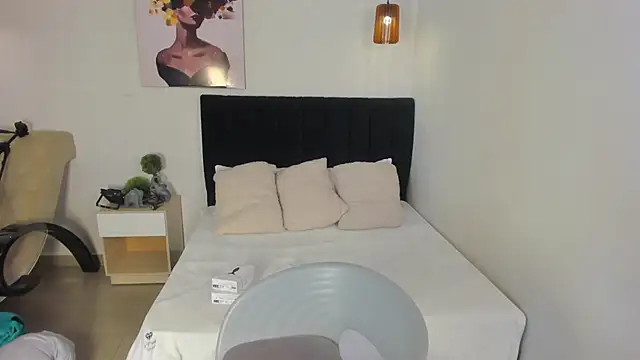 Scarlett  bell online show from 10-20-25, 01:11