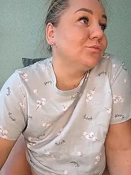 Snapshot of Anna_Curvy chatting on 10-21-25, 08:15 Anna Curvy online show from 10-21-25, 08:15