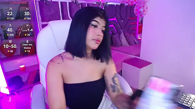 Snapshot of AliceWalker_11 chatting on 02-10-25, 08:10 AliceWalker 11 online show from 02-10-25, 08:10