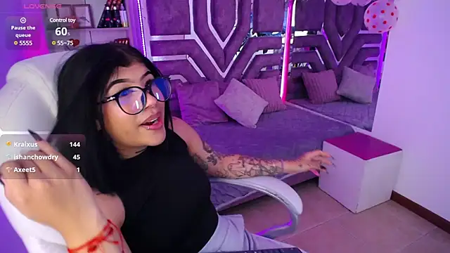 Snapshot of AliceWalker_11 chatting on 02-21-25, 02:17 AliceWalker 11 online show from 02-21-25, 02:17