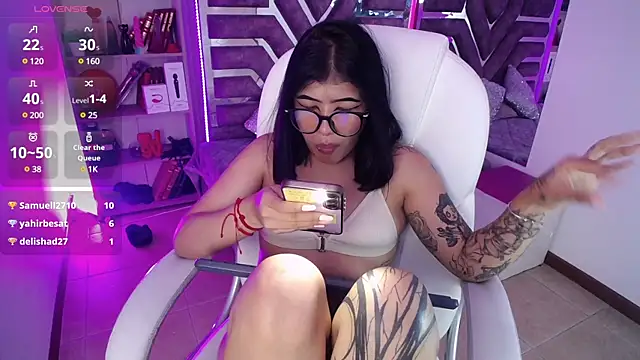 Snapshot of AliceWalker_11 chatting on 03-05-25, 11:05 AliceWalker 11 online show from 03-05-25, 11:05