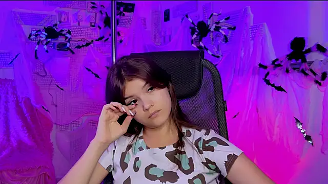 Snapshot of EvaThopson chatting on 10-29-25, 12:07 EvaThopson online show from 10-29-25, 12:07