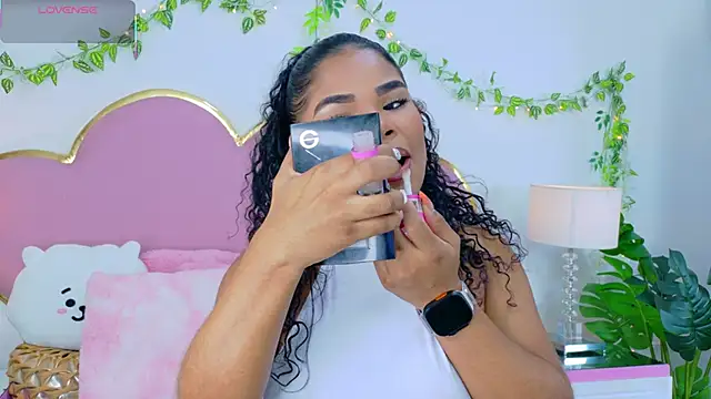 NahiaraReina online show from 10-25-25, 01:18