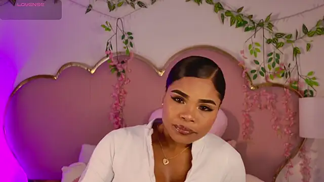 NahiaraReina online show from 04-18-26, 02:43