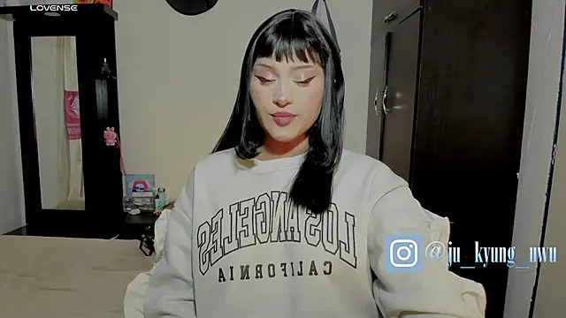 Snapshot of Ju_Kyung chatting on 01-22-25, 08:07 Ju Kyung online show from 01-22-25, 08:07