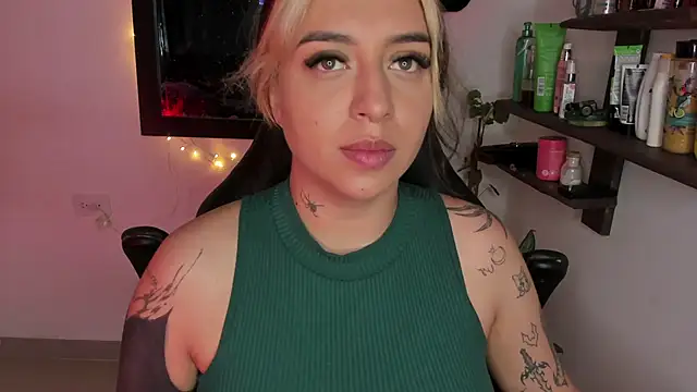 Snapshot of AnnikaMerliahh_ chatting on 12-21-25, 01:40 AnnikaMerliahh online show from 12-21-25, 01:40