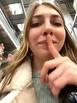 Snapshot of Sunny___Bunny chatting on 12-25-24, 10:05 Sunny Bunny online show from 12-25-24, 10:05