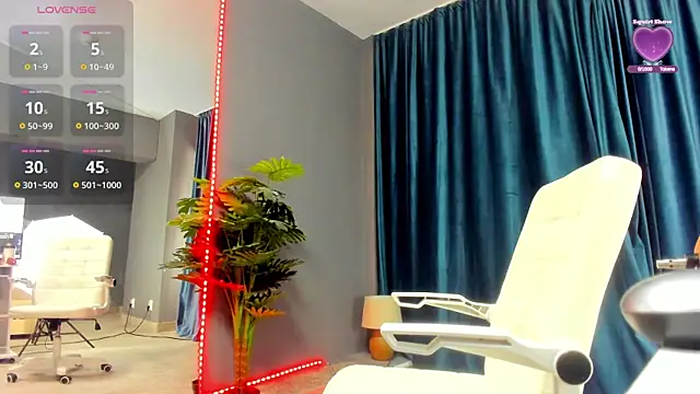 Snapshot of LaurynCopper chatting on 10-06-25, 06:00 LaurynCopper online show from 10-06-25, 06:00