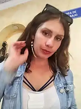 Snapshot of Alysson-- chatting on 01-14-25, 07:11 Alysson-- online show from 01-14-25, 07:11