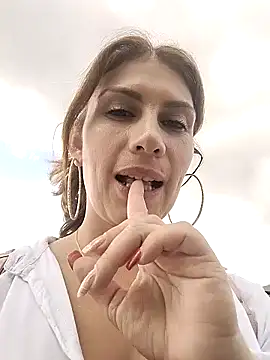 Snapshot of Alysson-- chatting on 01-16-25, 03:56 Alysson-- online show from 01-16-25, 03:56