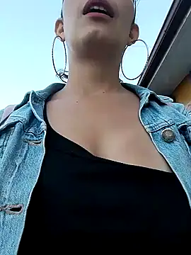 Snapshot of Alysson-- chatting on 01-17-25, 10:12 Alysson-- online show from 01-17-25, 10:12